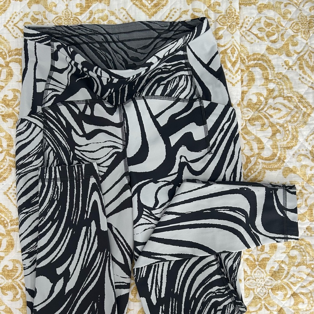 Lululemon full-length running tights - compression - Picture 2 of 8